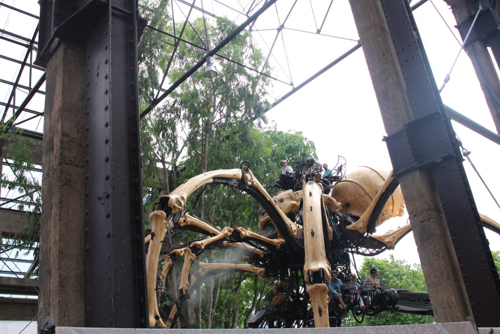 La grande araignée des Machines de l'Île passe saluer les makers sous les nefs où se tenait l'événement. 