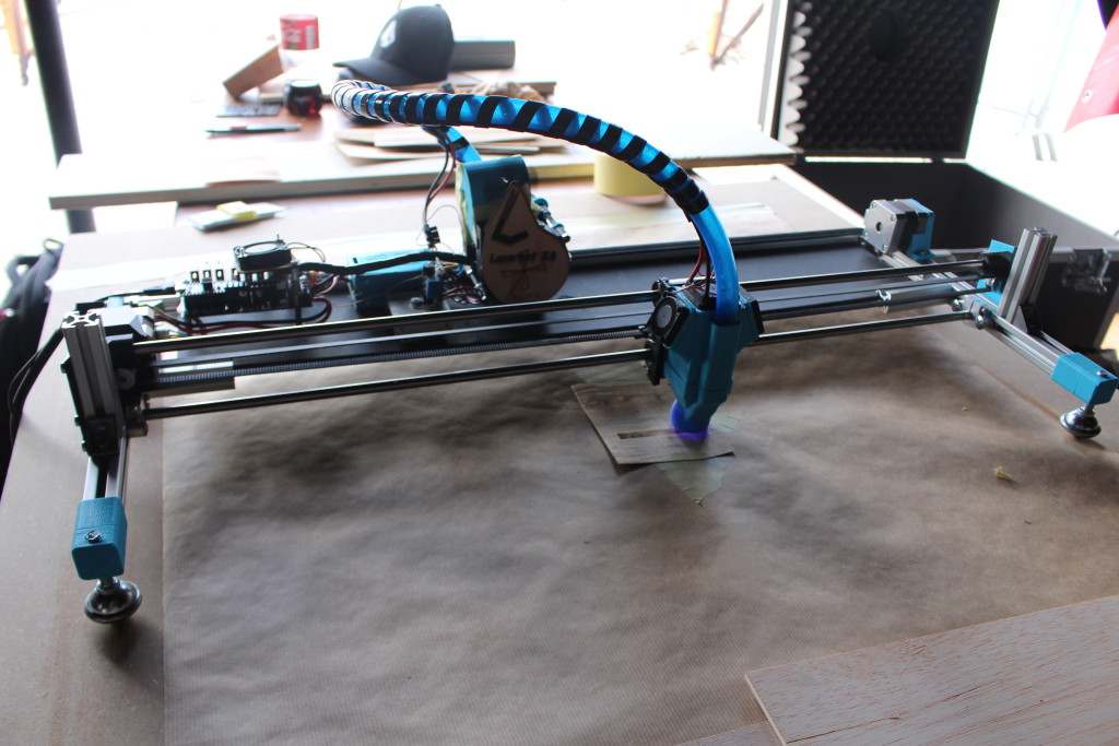 Le Laserbot 2.0, une petite machine de gravure et découpe laser montée sur roulettes
